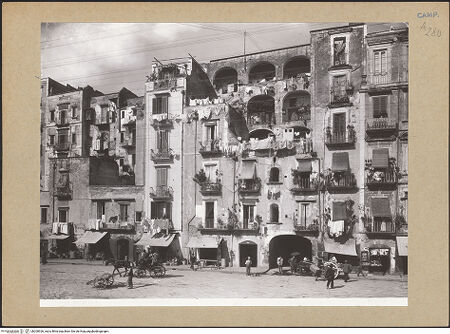 Vorderseite von Alinari [https://www.deutsche-digitale-bibliothek.de/content/lizenzen/rv-ez/] Via Nuova Marina - Alte Wohnungen zur Via della Marina, bh200926_recto. Foto.