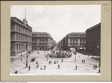 Vorderseite von Alinari [https://www.deutsche-digitale-bibliothek.de/content/lizenzen/rv-ez/] Piazza della Borsa - Ansicht von Südwesten, bh201278_recto. Foto.