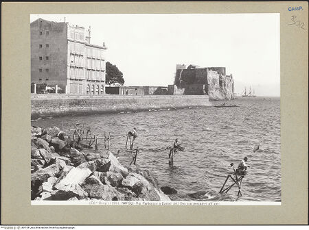 Vorderseite von Alinari (Brogi) [https://www.deutsche-digitale-bibliothek.de/content/lizenzen/rv-fz/] Via Partenope - Via Partenope und Castel dell'Ovo von Osten, bh201281_recto. Foto.