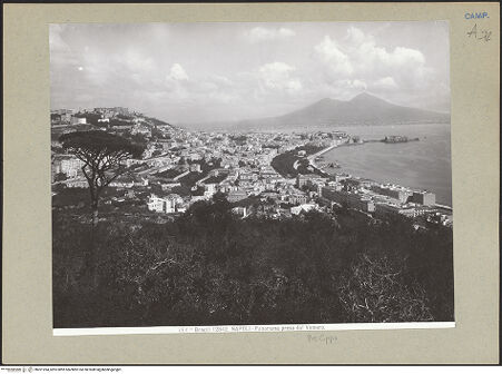 Vorderseite von Alinari [https://www.deutsche-digitale-bibliothek.de/content/lizenzen/rv-ez/] NeapelWestliche Stadtviertel: Chiaia, Pizzofalcone, Santa Lucia, Posilippo - Blick vom Parco Virgiliano zum Vesuv, bh201284_recto. Foto.