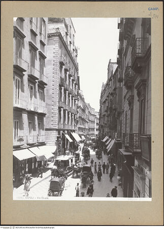 Vorderseite von Alinari [https://www.deutsche-digitale-bibliothek.de/content/lizenzen/rv-ez/] Via Chiaia - Ansicht, bh201285_recto. Foto.