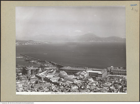 Vorderseite von Alinari [https://www.deutsche-digitale-bibliothek.de/content/lizenzen/rv-ez/] NeapelStadtzentrum: Centro antico, Vomero, Hafen - Blick in Richtung Palazzo Reale, Hafen und Halbinsel von Sorrent , bh201286_recto. Foto.