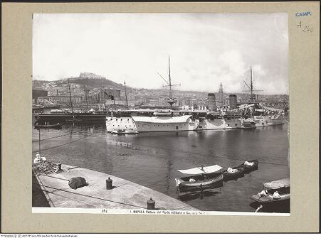 Vorderseite von Alinari [https://www.deutsche-digitale-bibliothek.de/content/lizenzen/rv-ez/] Porto di Napoli - Militärischer Hafen, bh201287_recto. Foto.