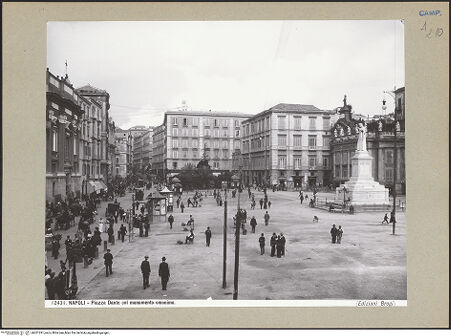 Vorderseite von Alinari [https://www.deutsche-digitale-bibliothek.de/content/lizenzen/rv-ez/] Piazza Dante - Ansicht von Süden, bh201291_recto. Foto.