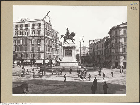 Vorderseite von Alinari [https://www.deutsche-digitale-bibliothek.de/content/lizenzen/rv-ez/] Reiterdenkmal des Vittorio Emanuele II - Profil, bh201292_recto. Foto.