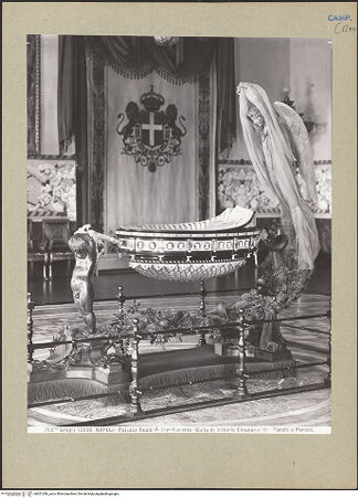 Vorderseite von Alinari [https://www.deutsche-digitale-bibliothek.de/content/lizenzen/rv-ez/] Wiege des Vittorio Emanuele III - Gesamtansicht, bh201296_recto. Foto.