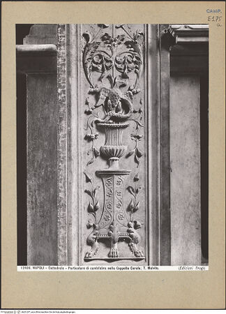 Vorderseite von Alinari [https://www.deutsche-digitale-bibliothek.de/content/lizenzen/rv-ez/] Dekoration der WändeWandpfeiler - Wandpfeiler 8, Detail mit Tripode, bh201297_recto. Foto.