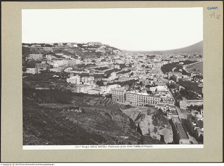 Vorderseite von Alinari [https://www.deutsche-digitale-bibliothek.de/content/lizenzen/rv-ez/] NeapelWestliche Stadtviertel: Chiaia, Pizzofalcone, Santa Lucia, Posilippo - Blick vom Parco Virgiliano über die Riviera di Chiaia und zum Vomero, bh201303_recto. Foto.