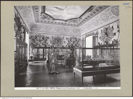 Vorderseite von Alinari [https://www.deutsche-digitale-bibliothek.de/content/lizenzen/rv-ez/] Palazzo Reale di CapodimonteSalone d'Armi III - Teilansicht, bh201304_recto. Foto.