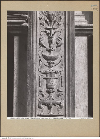 Vorderseite von Alinari [https://www.deutsche-digitale-bibliothek.de/content/lizenzen/rv-ez/] Dekoration der WändeWandpfeiler - Wandpfeiler 8, Detail mit Tripode, bh201308_recto. Foto.