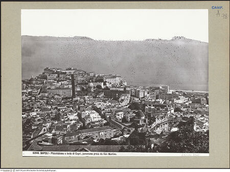 Vorderseite von Alinari [https://www.deutsche-digitale-bibliothek.de/content/lizenzen/rv-ez/] NeapelWestliche Stadtviertel: Chiaia, Pizzofalcone, Santa Lucia, Posilippo - Blick über den Pizzofalcone in Richtung Capri , bh201310_recto. Foto.