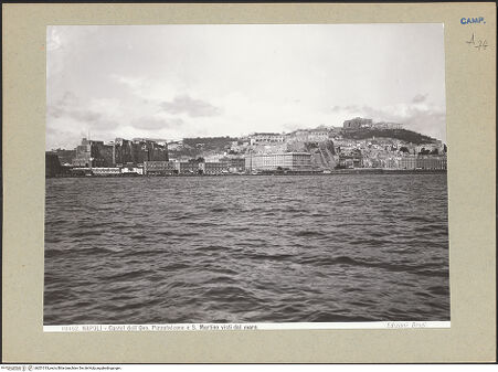 Vorderseite von Alinari [https://www.deutsche-digitale-bibliothek.de/content/lizenzen/rv-ez/] NeapelStadtzentrum: Centro antico, Vomero, Hafen - Blick vom Meer auf Altstadt und Vomero, bh201313_recto. Foto.