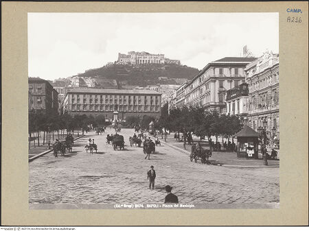 Vorderseite von Alinari [https://www.deutsche-digitale-bibliothek.de/content/lizenzen/rv-ez/] Piazza del Municipio - Ansicht von Osten, bh201316_recto. Foto.