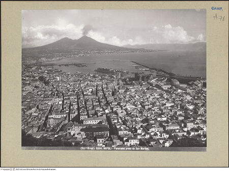 Vorderseite von Alinari [https://www.deutsche-digitale-bibliothek.de/content/lizenzen/rv-ez/] Neapel - Vedute vom Vomero aus mit rauchendem Vesuv , bh201322_recto. Foto.