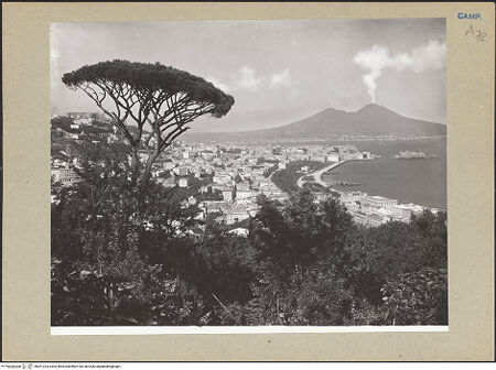 Vorderseite von Alinari [https://www.deutsche-digitale-bibliothek.de/content/lizenzen/rv-ez/] NeapelWestliche Stadtviertel: Chiaia, Pizzofalcone, Santa Lucia, Posilippo - Blick über die Riviera di Chiaia zum Vesuv, bh201323_recto. Foto.