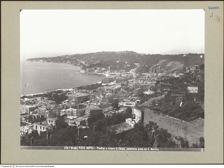 Vorderseite von Alinari [https://www.deutsche-digitale-bibliothek.de/content/lizenzen/rv-ez/] NeapelWestliche Stadtviertel: Chiaia, Pizzofalcone, Santa Lucia, Posilippo - Blick über die Riviera di Chiaia und Richtung Posilippo, bh201324_recto. Foto.
