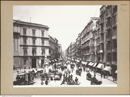 Vorderseite von Alinari [https://www.deutsche-digitale-bibliothek.de/content/lizenzen/rv-ez/] Via Toledo - Ansicht, bh201326_recto. Foto.