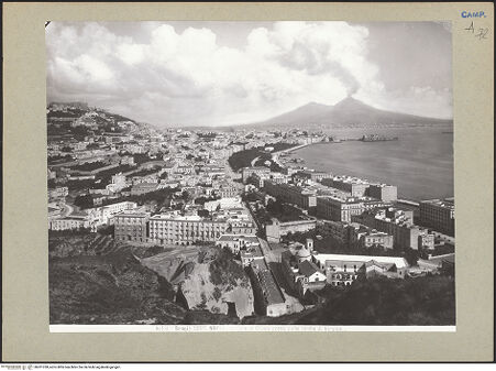 Vorderseite von Alinari [https://www.deutsche-digitale-bibliothek.de/content/lizenzen/rv-ez/] NeapelWestliche Stadtviertel: Chiaia, Pizzofalcone, Santa Lucia, Posilippo - Blick über die Riviera di Chiaia zum Vesuv, bh201328_recto. Foto.