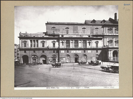 Vorderseite von Alinari [https://www.deutsche-digitale-bibliothek.de/content/lizenzen/rv-fz/] Teatro di San Carlo - Südseite, bh201330_recto. Foto.