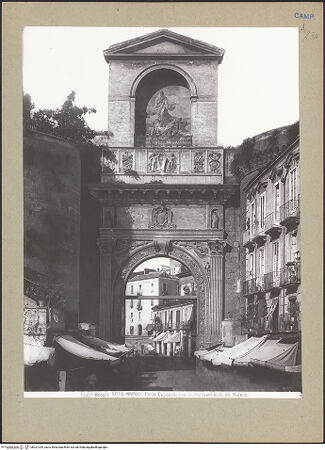 Vorderseite von Alinari [https://www.deutsche-digitale-bibliothek.de/content/lizenzen/rv-ez/] Porta Capuana - Ansicht von Osten, bh201335_recto. Foto.