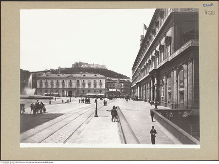 Vorderseite von Alinari [https://www.deutsche-digitale-bibliothek.de/content/lizenzen/rv-ez/] Piazza del Plebiscito - Teilansicht von Südosten, bh201336_recto. Foto.