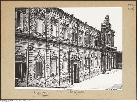 Vorderseite von Alinari [https://www.deutsche-digitale-bibliothek.de/content/lizenzen/rv-ez/] Palazzo del Governo - Gesamtansicht, bh201340_recto. Foto.