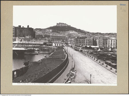 Vorderseite von Alinari [https://www.deutsche-digitale-bibliothek.de/content/lizenzen/rv-ez/] Porto di Napoli - Ansicht von Osten, bh201344_recto. Foto.