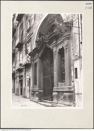 Vorderseite von Sopr. BAS NA [https://www.deutsche-digitale-bibliothek.de/content/lizenzen/rv-ez/] San Francesco delle Monache - Portal zum Atrium, bh201632_recto. Foto.