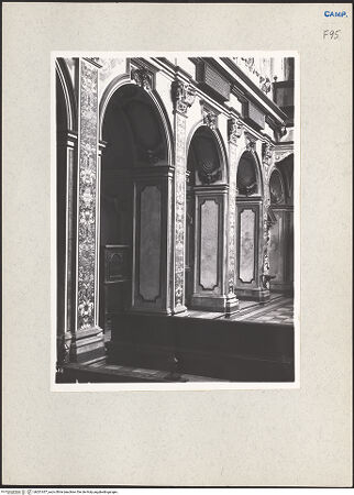 Vorderseite von Sopr. BAS NA [https://www.deutsche-digitale-bibliothek.de/content/lizenzen/rv-ez/] Chiesa delle Croce di Lucca - Innenraum, Teilansicht der linken Arkade, bh201637_recto. Foto.