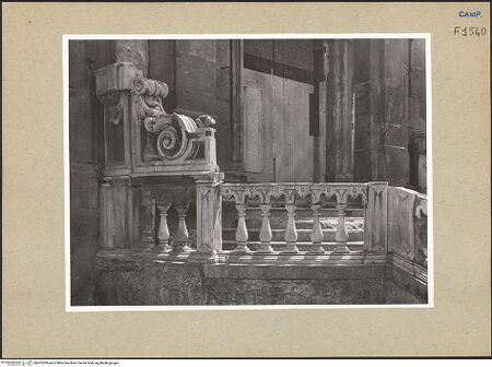 Vorderseite von Sopr. BAS NA [https://www.deutsche-digitale-bibliothek.de/content/lizenzen/rv-ez/] Complesso della Santissima Trinità delle Monache - Hauptfassade, Detail: Treppe, bh201639_recto. Foto: Bösel, Richard.