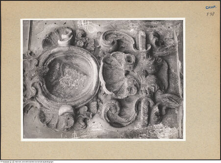 Vorderseite von Sopr. BAS NA [https://rightsstatements.org/page/CNE/1.0/] Sant'Agostino degli Scalzi - Detail der Dekoration, bh201641_recto. Foto.