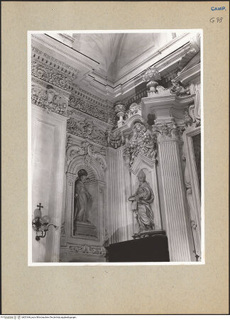 Vorderseite von Sopr. BAS NA [https://rightsstatements.org/page/CNE/1.0/] Sant'Agostino degli Scalzi - Querhaus, Detail, Innenausstattung, bh201646_recto. Foto.