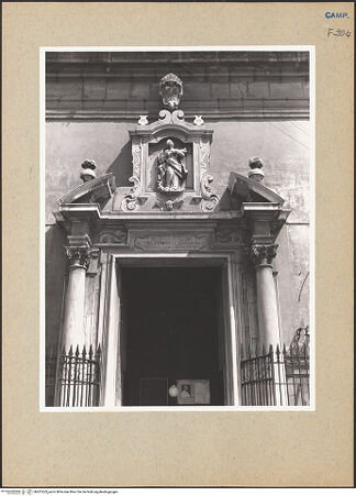 Vorderseite von Sopr. BAS NA [https://www.deutsche-digitale-bibliothek.de/content/lizenzen/rv-ez/] Hauptportal mit Statue der heiligen Katharina - Teilansicht, bh201653_recto. Foto.