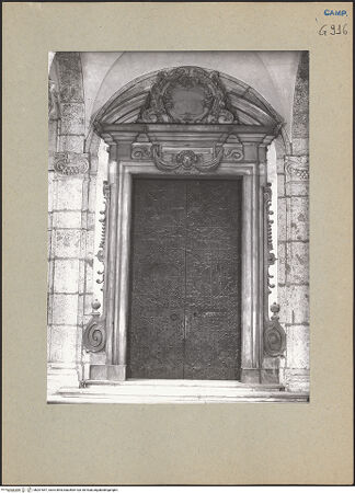 Vorderseite von Sopr. BAS NA [https://www.deutsche-digitale-bibliothek.de/content/lizenzen/rv-ez/] Santi Marcellino e FestoPortikus - Hauptportal, bh201657_recto. Foto.