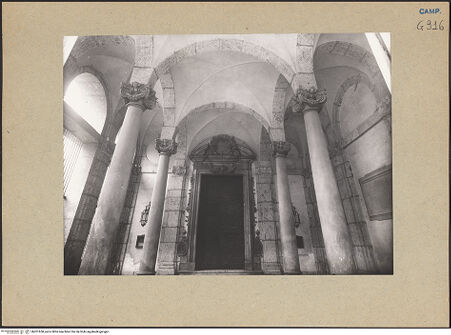 Vorderseite von Sopr. BAS NA [https://www.deutsche-digitale-bibliothek.de/content/lizenzen/rv-ez/] Santi Marcellino e FestoPortikus - Innenansicht, bh201658_recto. Foto.