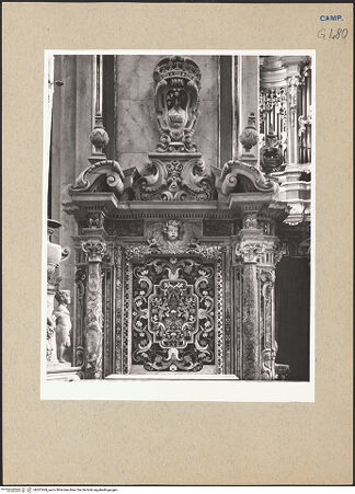 Vorderseite von Sopr. BAS NA [https://www.deutsche-digitale-bibliothek.de/content/lizenzen/rv-ez/] Presbyterium und Hauptaltar - Linke Kathedra, Detail, bh201669_recto. Foto.