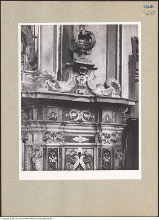 Vorderseite von Sopr. BAS NA [https://www.deutsche-digitale-bibliothek.de/content/lizenzen/rv-ez/] Presbyterium und Hauptaltar - Linke Kathedra, Detail, bh201670_recto. Foto.