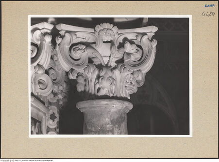 Vorderseite von Sopr. BAS NA [https://www.deutsche-digitale-bibliothek.de/content/lizenzen/rv-ez/] Presbyterium und Hauptaltar - Rechte Kathedra, Detail, bh201671_recto. Foto.