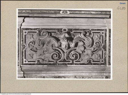 Vorderseite von Sopr. BAS NA [https://www.deutsche-digitale-bibliothek.de/content/lizenzen/rv-ez/] Presbyterium und Hauptaltar - Dekoration, Detail, bh201672_recto. Foto.