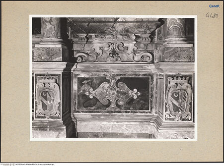 Vorderseite von Sopr. BAS NA [https://www.deutsche-digitale-bibliothek.de/content/lizenzen/rv-ez/] Presbyterium und Hauptaltar - Linke Kathedra, Detail, bh201673_recto. Foto.