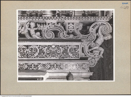 Vorderseite von Sopr. BAS NA [https://www.deutsche-digitale-bibliothek.de/content/lizenzen/rv-ez/] Presbyterium und Hauptaltar - Altar, Detail, rechte Seite, bh201674_recto. Foto.