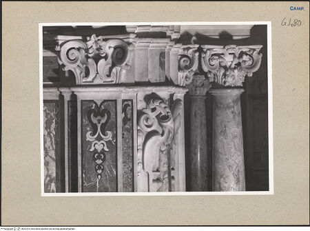 Vorderseite von Sopr. BAS NA [https://www.deutsche-digitale-bibliothek.de/content/lizenzen/rv-ez/] Presbyterium und Hauptaltar - Rechte Kathedra, Detail, bh201675_recto. Foto.