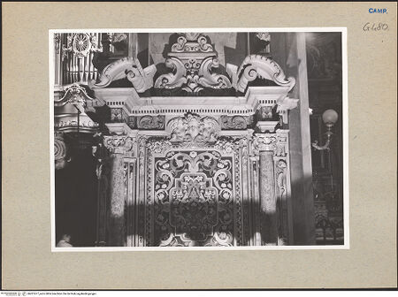 Vorderseite von Sopr. BAS NA [https://www.deutsche-digitale-bibliothek.de/content/lizenzen/rv-ez/] Presbyterium und Hauptaltar - Rechte Kathedra, Detail, bh201677_recto. Foto.