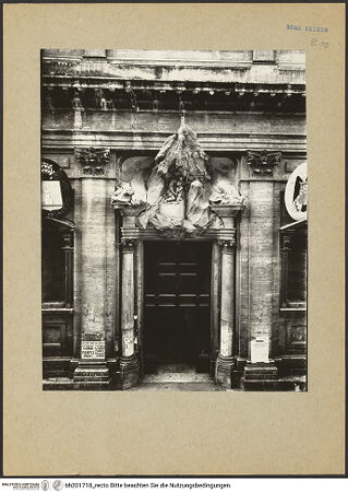Vorderseite von Gabinetto Fotografico Nazionale [https://www.deutsche-digitale-bibliothek.de/content/lizenzen/rv-ez/] Santa Maria in Monserrato - Detail: das Hauptportal im architektonischen Kontext, bh201718_recto. Foto.