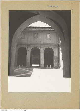 Vorderseite von Soprintendenza dei Monumenti del Lazio [https://www.deutsche-digitale-bibliothek.de/content/lizenzen/rv-ez/] Santi Quattro CoronatiÄußeresErster Hof - Blick in Richtung der Arkatur, bh201736_recto. Foto.