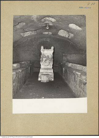 Vorderseite von Sopr.Mon.Laz. [https://www.deutsche-digitale-bibliothek.de/content/lizenzen/rv-ez/] San ClementeMithrasheiligtum - , bh201939_recto. Foto.