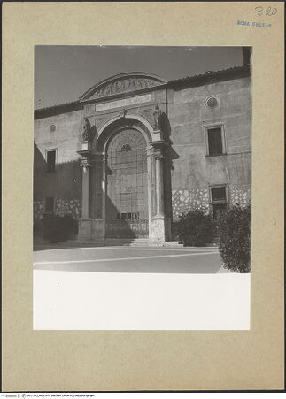 Vorderseite von Sopr.Mon.Laz. [https://www.deutsche-digitale-bibliothek.de/content/lizenzen/rv-ez/] Sant'Agnese fuori le MuraCortile - Hofportal, bh201942_recto. Foto.