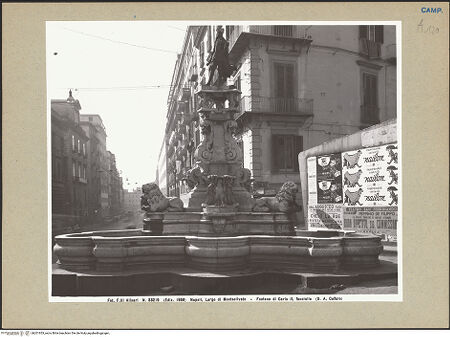 Vorderseite von Alinari [https://www.deutsche-digitale-bibliothek.de/content/lizenzen/rv-ez/] Brunnen mit Statue Karls II. - Ansicht in Richtung Südosten, bh201953_recto. Foto.