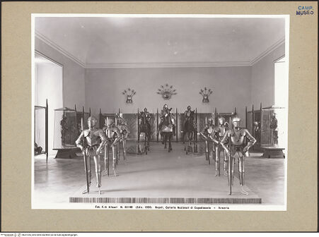 Vorderseite von Alinari [https://www.deutsche-digitale-bibliothek.de/content/lizenzen/rv-ez/] Sammlung der Rüstungen - Gesamtansicht der Saal, bh201955_recto. Foto.