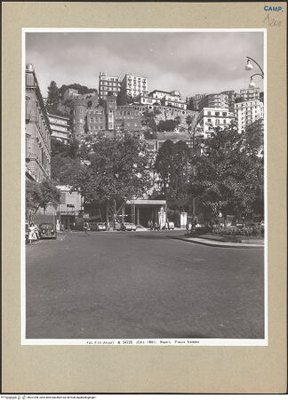 Vorderseite von Alinari [https://www.deutsche-digitale-bibliothek.de/content/lizenzen/rv-ez/] Piazza Amedeo - Ansicht von Süden, bh201958_recto. Foto.